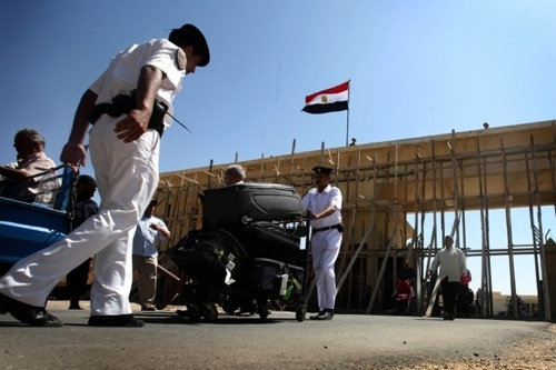 من يدير معبر رفح بالجانب المصري؟