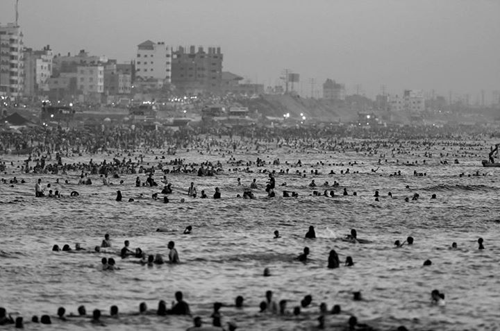 مواطنون من غزة يهربون للبحر من موجة الحر و إنقطاع التيار الكهربائي