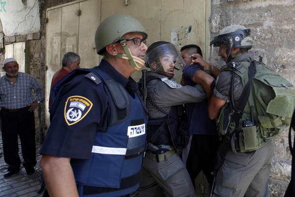 قوات الاحتلال (الإسرائيلي) تعتدي على المواطنين (الأرشيف)