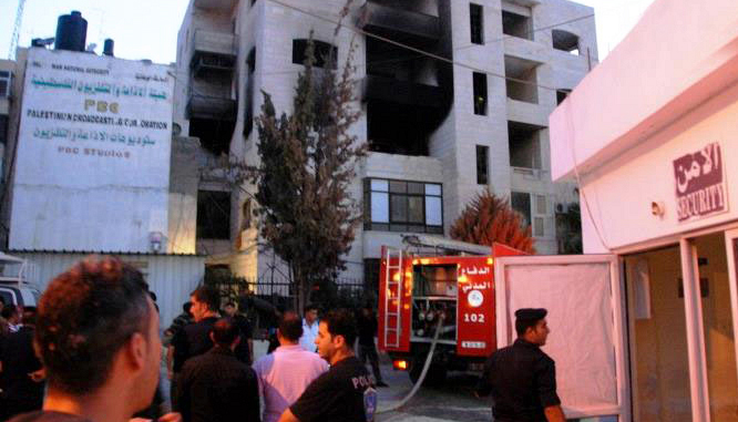  طواقم الدفاع المدني بعد اطفاء الحريق 