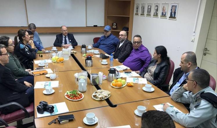 صورة نشرتها الخارجية الإسرائيلية لاجتماع صحفيين عرب -بينهم مغاربة- مع مسؤولين إسرائيليين (مواقع التواصل)