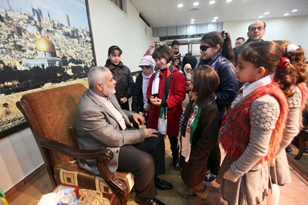 هنية يودع اطفال غزة المسافرين 