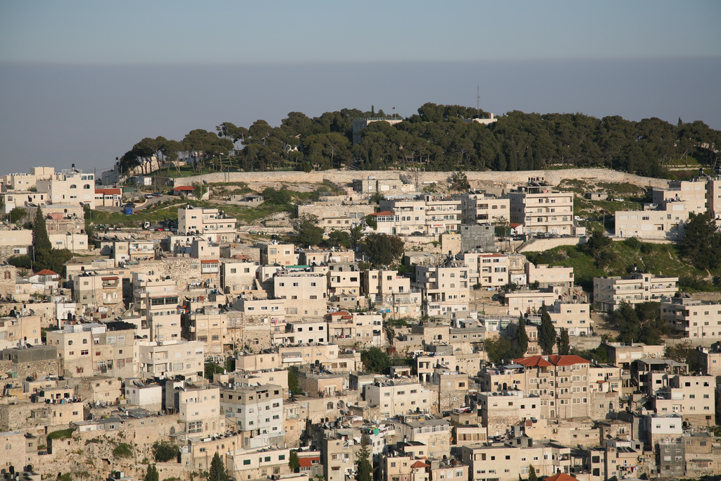 محتالون يهود يزورون صفقات لبيع أراض فلسطينية بالقدس