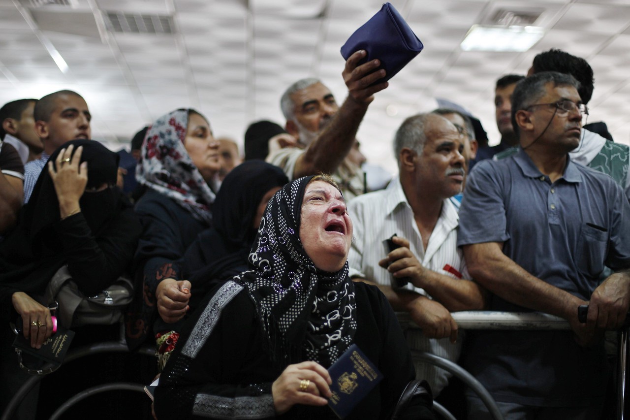 صورة أرشيفية للعالقين على معبر رفح 