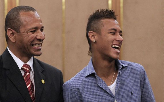 نيمار يمينا وبجانبه والده