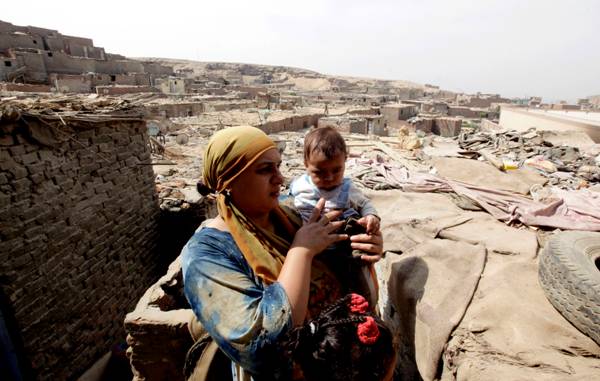 فقراء داخل الأحياء الشعبية في مصر (أرشيف)