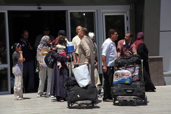 مسافرين عبر معبر رفح البري (الأرشيف)