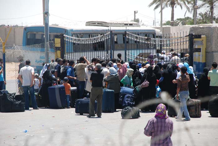 معاناة المسافرين على معبر رفح البري (الأرشيف)