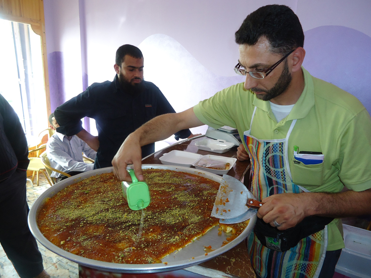 محل للحلويات الأسير الفلسطيني المحرر نادر أبو تركي