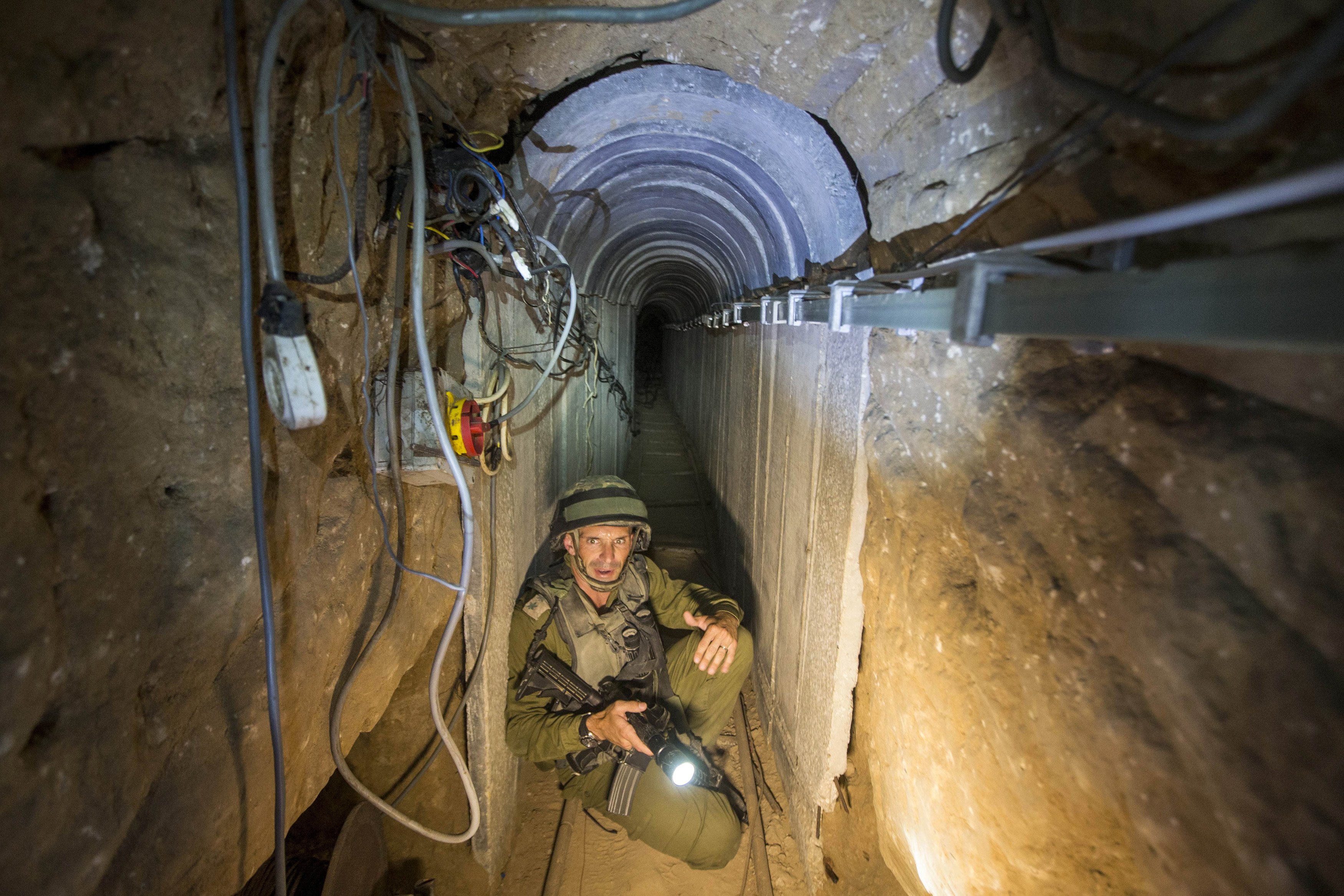 جندي إسرائيلي داخل أحد أنفاق المقاومة (الأرشيف)