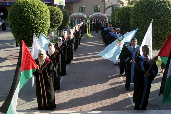 خلال حفل تخريج طلاب جامعيين