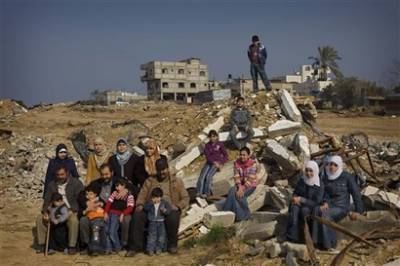 عائلات فلسطينية مهجرة من بيوتها (الأرشيف)