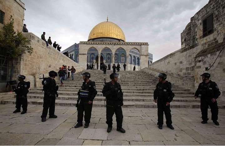 عناصر من شرطة الاحنلال 