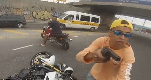 اللص أثناء محاولته سرقة الدراجة النارية