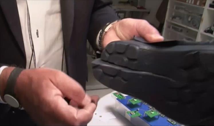 الأحذية الذكية مزودة بشرائح إلكترونية تعريفية