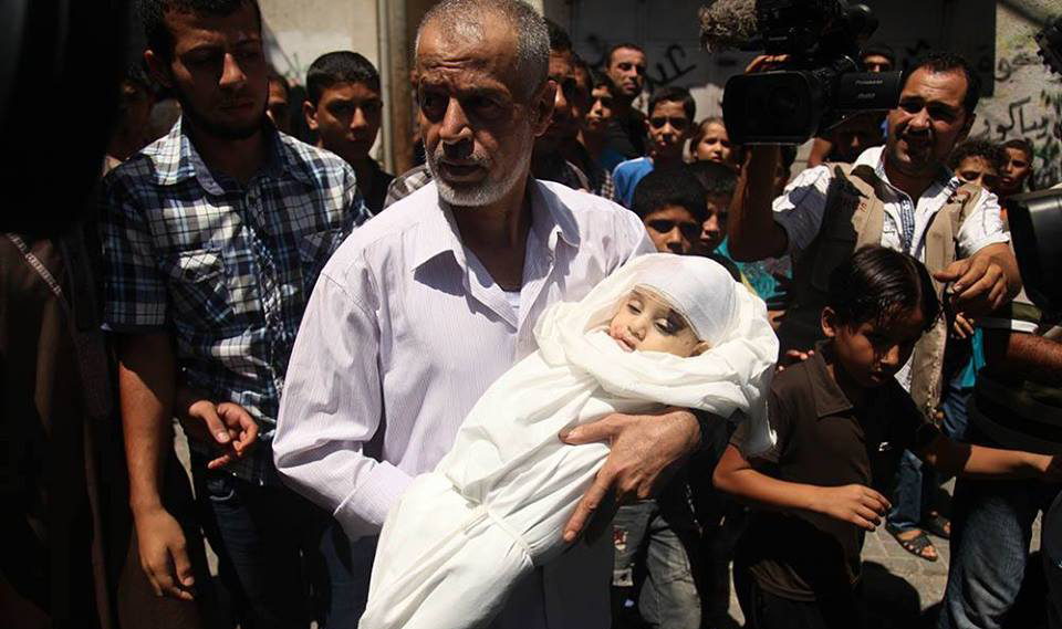 علي نجل القائد العام لكتائب القسام محمد الضيف خلال تييع جثمانه