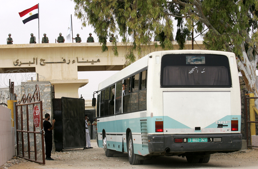 حافلة تدخل معبر رفح البري (الأرشيف)