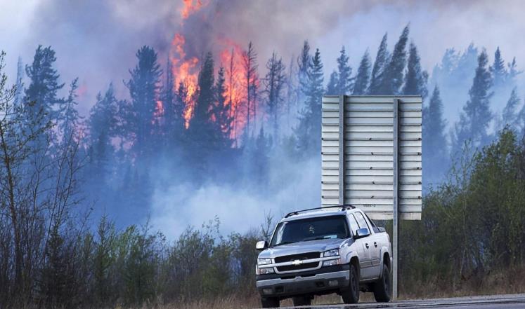 حريق بمحاذاة طريق سريع يؤدي إلى بلدة فورت مكموراي النفطية 