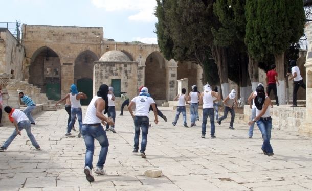 المرابطين في المسجد الاقصى يتصدون للاقتحام (أرشيف)