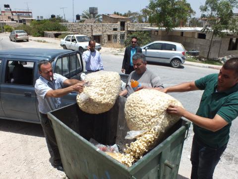 اتلاف مواد غذائية في غزة (الأرشيف)