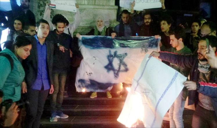 مصريون يحرقون العلم الاسرائيلي