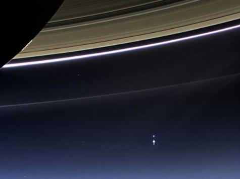 كوكب الأرض كما بدا في الصورة التي التقطها المسبار كاسيني الجمعة الماضية (رويترز)