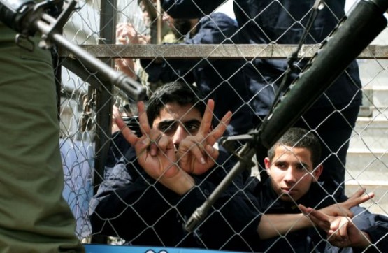 مشهد تمثيلي للأسرى في سجون الاحتلال (الأرشيف)