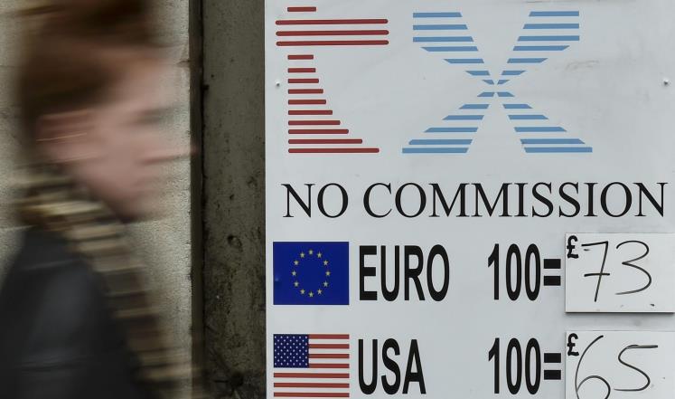 أسعار العملات خارج مكتب صرافة في لندن (رويترز)