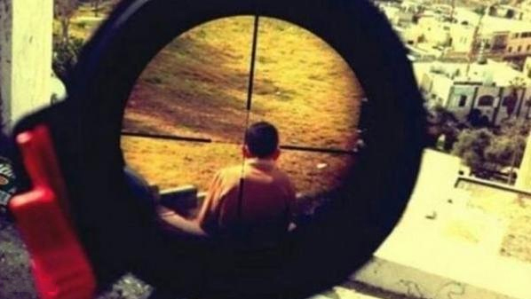 جندي اسرائيلي يقنص طفل فلسطييني (أرشيف)