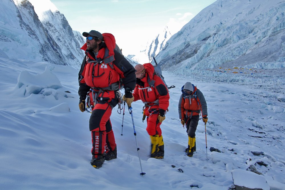 متسلقون يصعدون على جبل ايفرست
