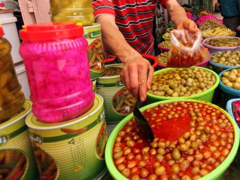 المخللات قد تزيد العطش في رمضان