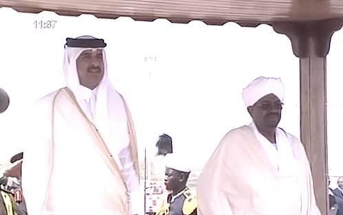 أمير قطر والرئيس السوداني (صورة عن تلفزيون السودان)