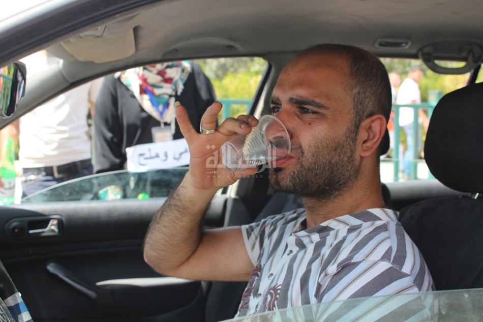 أثناء توزيع (المي والملح) على السائقين
