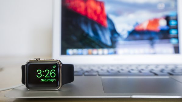 Apple_Watch_and_MacBook_Air-598x337