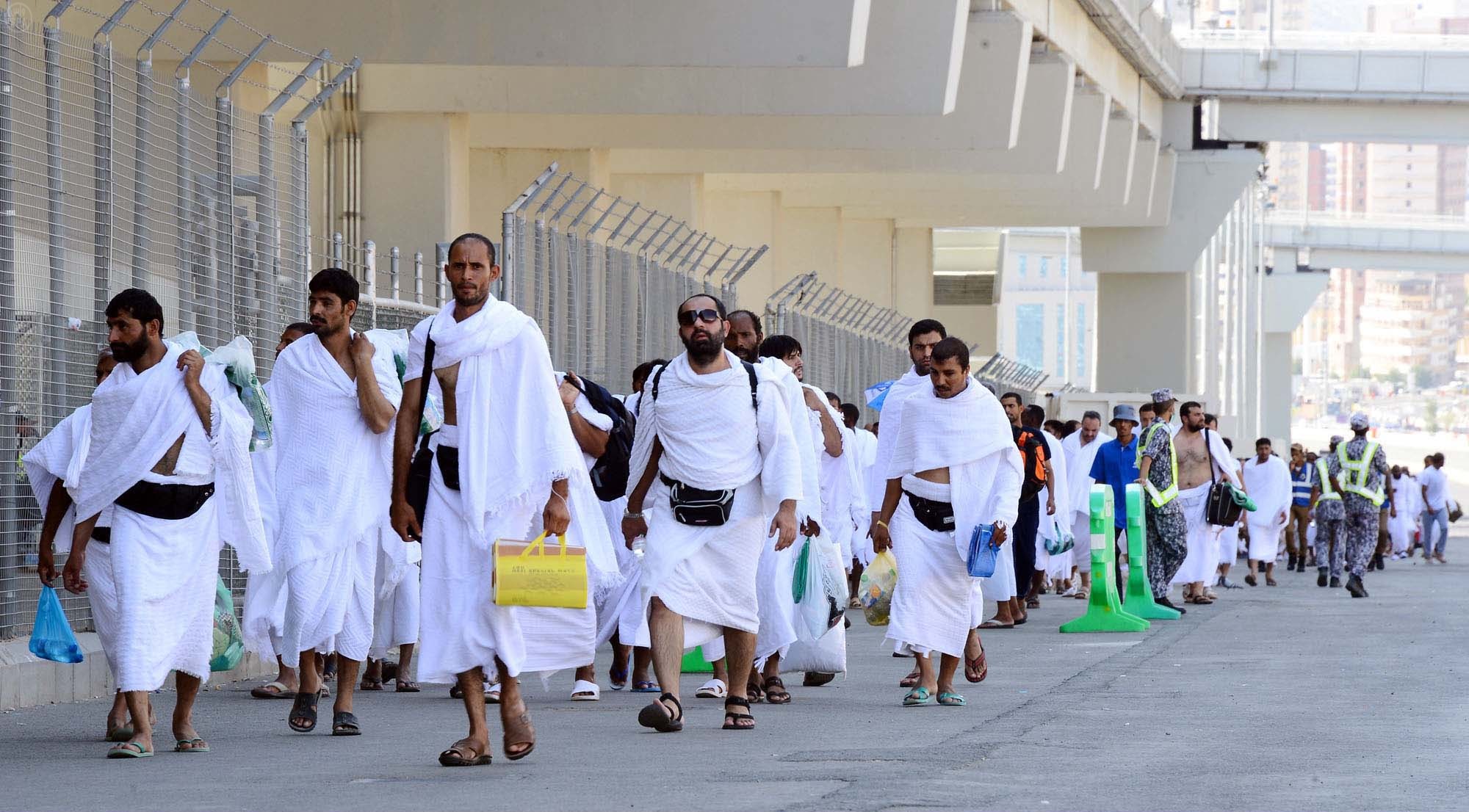 الحجاج ينهون شعائر الحج بعد تدافع اسفر عن 717 قتيلا