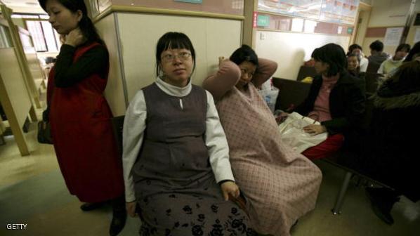 شركة تطالب موظفاتها بإخذ إذن قبل الحمل