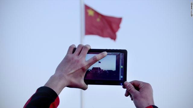  صورة أرشيفية لشخص يلتقط صورة للعلم الصيني