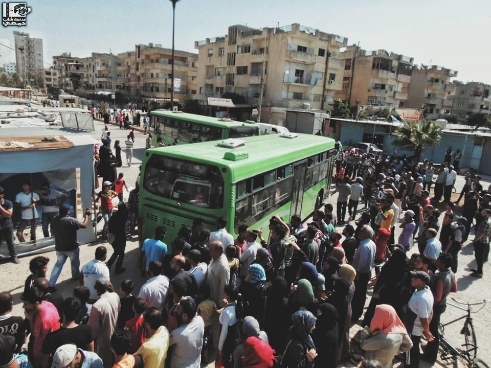 أثناء إخراج دفعة من أهالي حي الوعر 