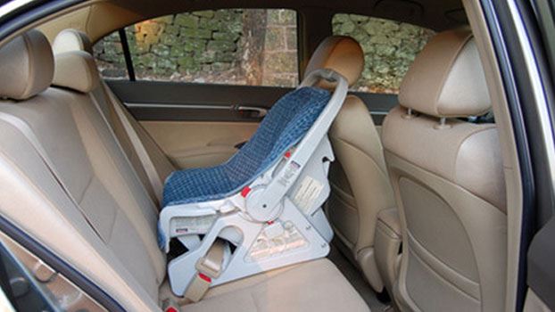 أب ينسى طفله في السيارة فيموت مختنقاً