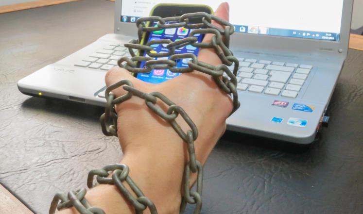 هل أنت مقيد لهاتفك؟ 