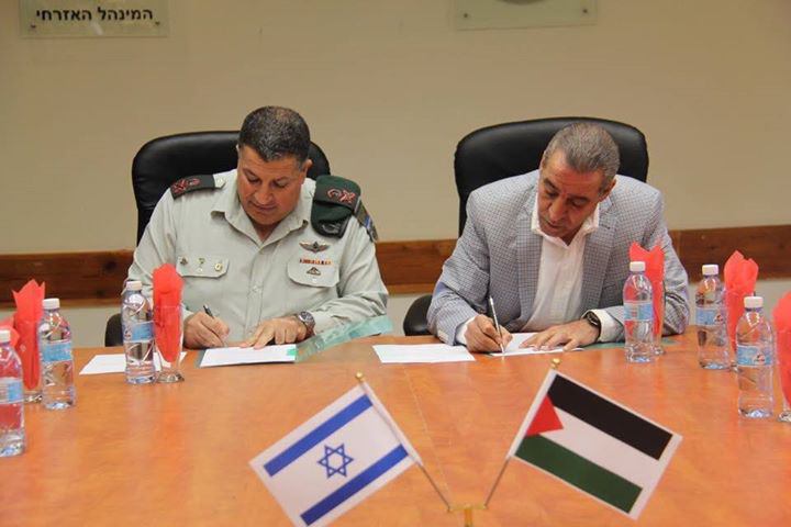 أثناء توقيع الاتفاق بين حسين الشيخ ومردخاي