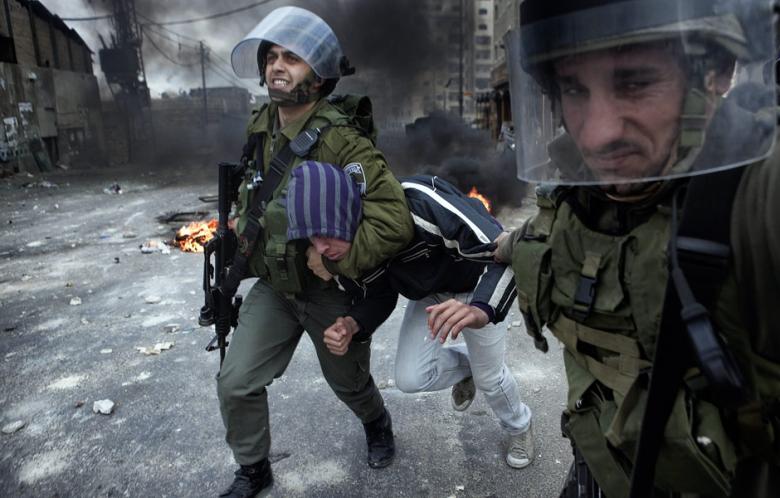 الاحتلال يعتدي على مواطن (الأرشيف)