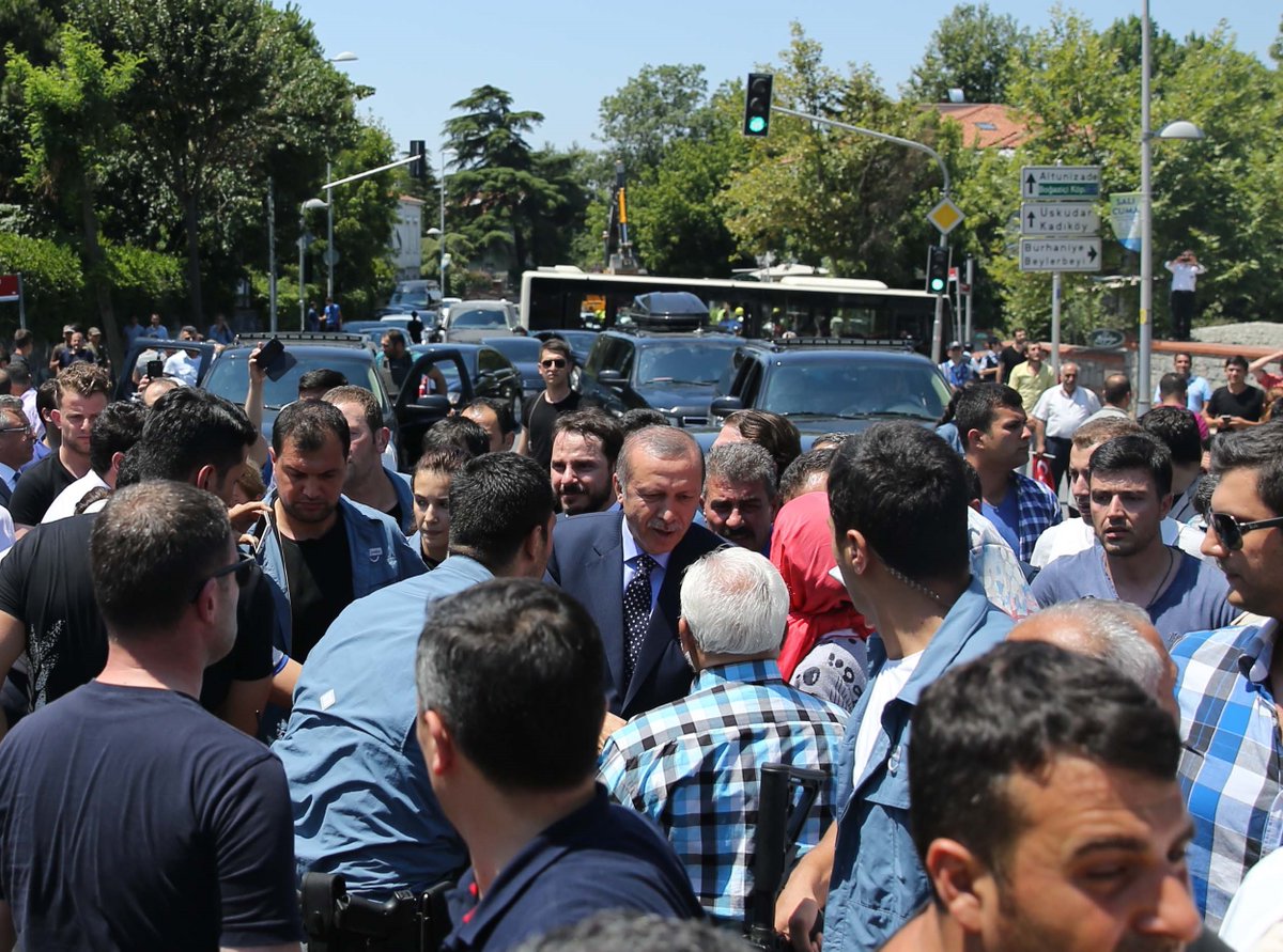 اردوغان يتجول بين مناصريه بعد الانقلاب الفاشل