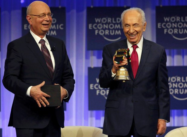 بيريز يتلقى جائزة من منتدى دافوس