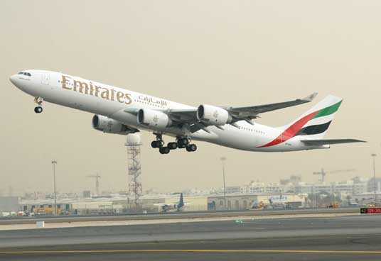 طائرة في مطار دبي (أرشيف)