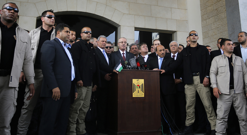 رئيس وزراء حكومة التوافق الوطني رامي الحمد الله خلال زيارة لغزة