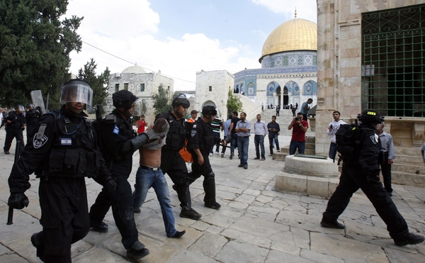 الاحتلال يعتدي على المواطنين في القدس 