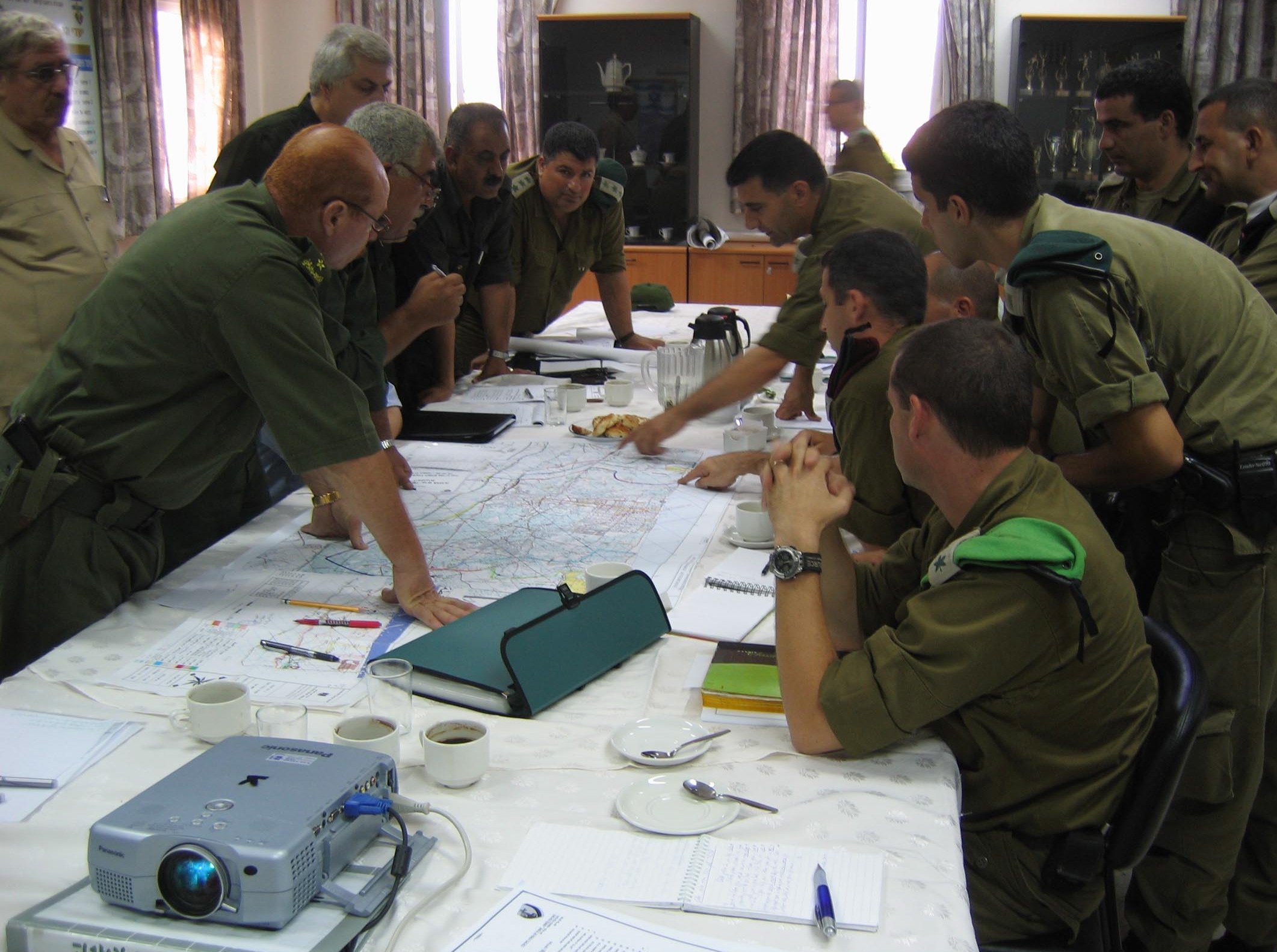 صورة (أرشيفية) تجمع أفراد من جهاز المخابرات الفلسطيني برفقة جنود الاحتلال