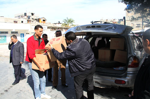 زكاة الشاطئ توزع مساعدات على مركز إيواء غرب غزة