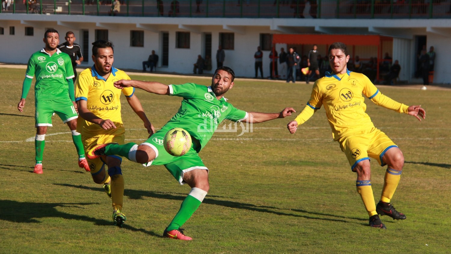 جانب من مباراة سابقة بين الطرفين